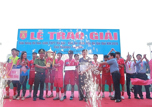 mua giai thanh cong ruc ro cua giai bong da hoc sinh ha noi tranh cup number 1 active