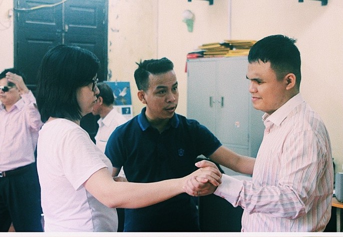 HLV Tô Văn Hòa chỉ dạy tận tình cho học viên người khiếm thị. Ảnh NVCC