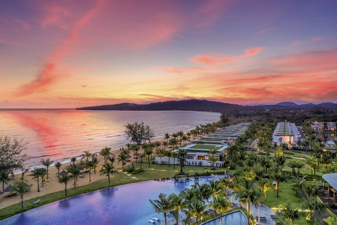 Những căn villas riêng tư với tầm view “triệu đô” hiếm có nằm trên bãi biển thoải dài tại Mövenpick Villas & Residences Phú Quốc. 