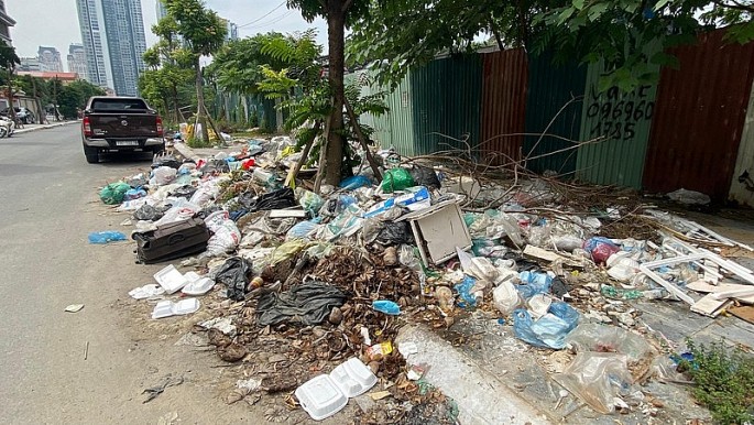Bãi rác “tự phát” trên đường Phạm Văn Bạch (phường Yên Hòa, quận Cầu Giấy).