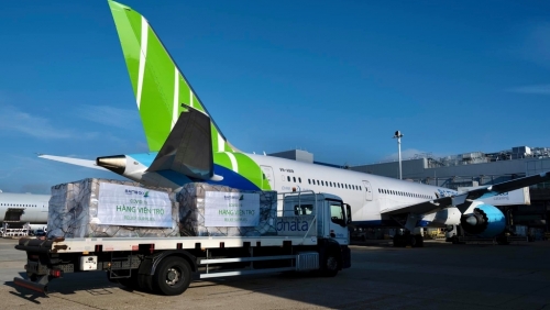 Bamboo Airways vận chuyển miễn phí gần 6 tấn hàng hóa y tế cứu trợ thẳng từ Pháp về Việt Nam