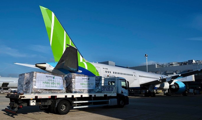 Bamboo Airways vận chuyển miễn phí gần 6 tấn hàng hóa y tế cứu trợ thẳng từ Pháp về Việt Nam