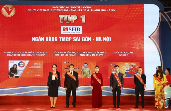 Lãnh đạo đại diện Ngân hàng SHB nhận giải thưởng “Top 1 Hàng Việt Nam được người tiêu dùng yêu thích nhất năm 2021”.