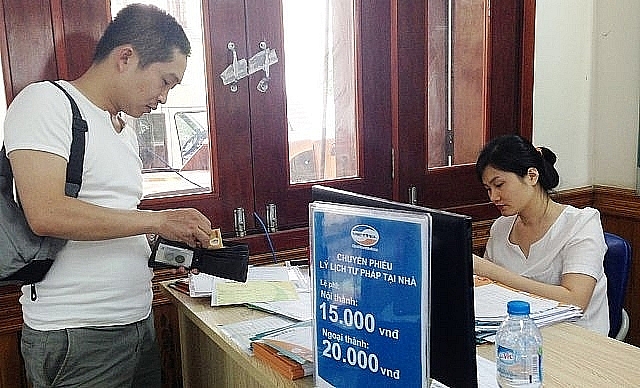 -	Công dân sử dụng dịch vụ trả kết quả LLTP qua đường bưu điện tại bộ phận “Một cửa” Sơ Tư pháp Hà Nội 
