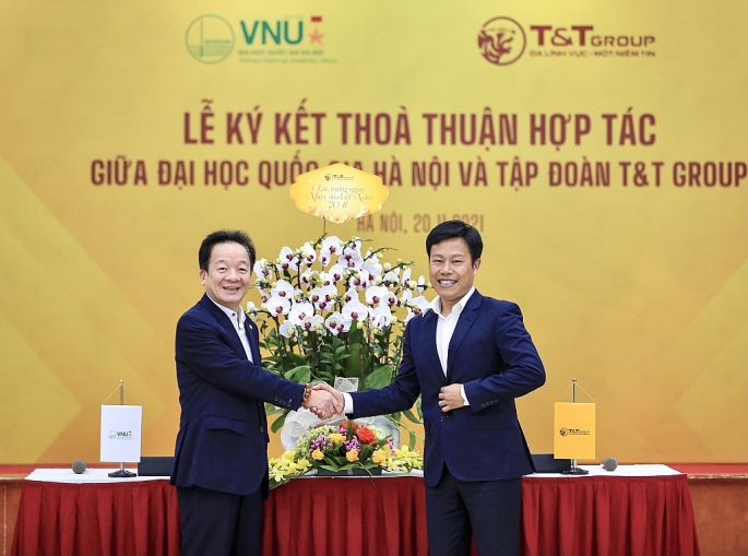 Chủ tịch HĐQT kiêm Tổng Giám đốc T&T Group Đỗ Quang Hiển tặng hoa chúc mừng ngày Nhà giáo Việt Nam 20-11.