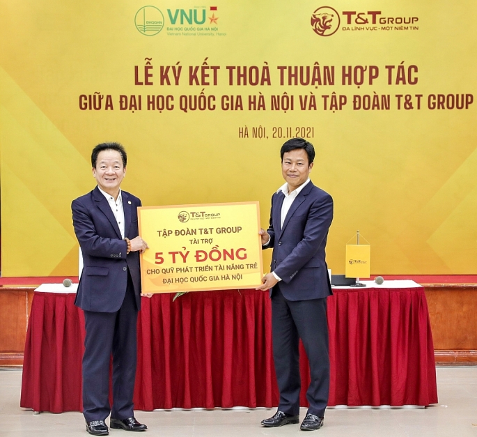 Chủ tịch HĐQT kiêm Tổng Giám đốc T&T Group Đỗ Quang Hiển trao tặng 5 tỷ đồng cho Quỹ Phát triển tài năng trẻ của ĐHQGHN.