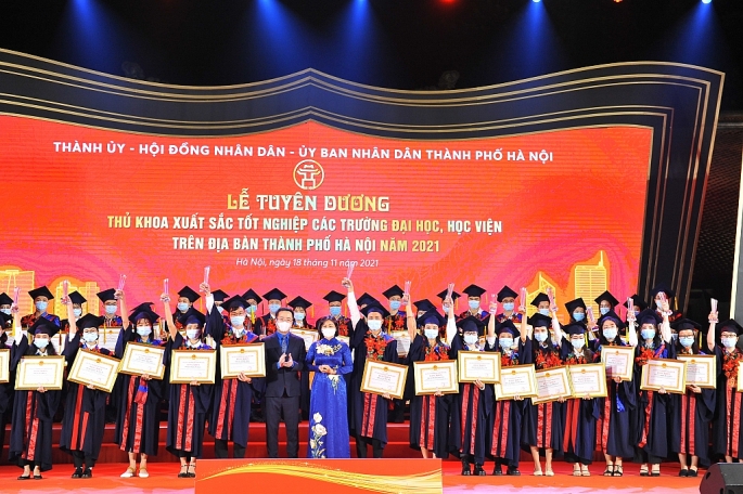 Tuyên dương 90 Thủ khoa xuất sắc tốt nghiệp các trường ĐH, Học viện trên địa bàn TP. Ảnh M.Miên