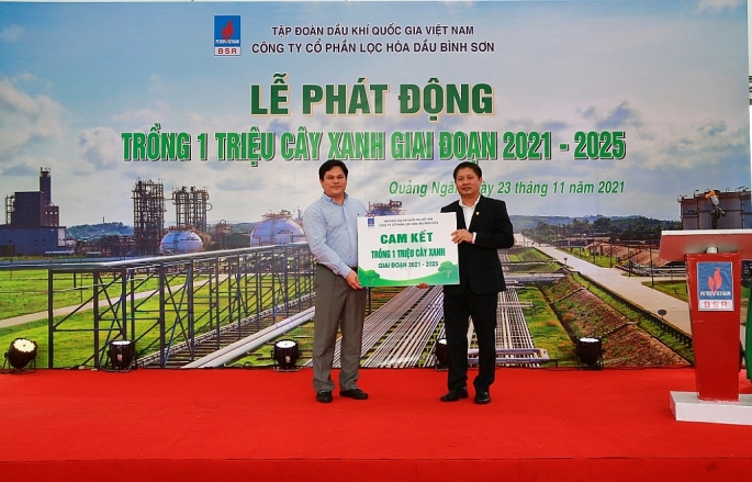 Tổng Giám đốc BSR Bùi Ngọc Dương trao bảng tượng trưng cam kết trồng 1 triệu cây xanh cho tỉnh Quảng Ngãi