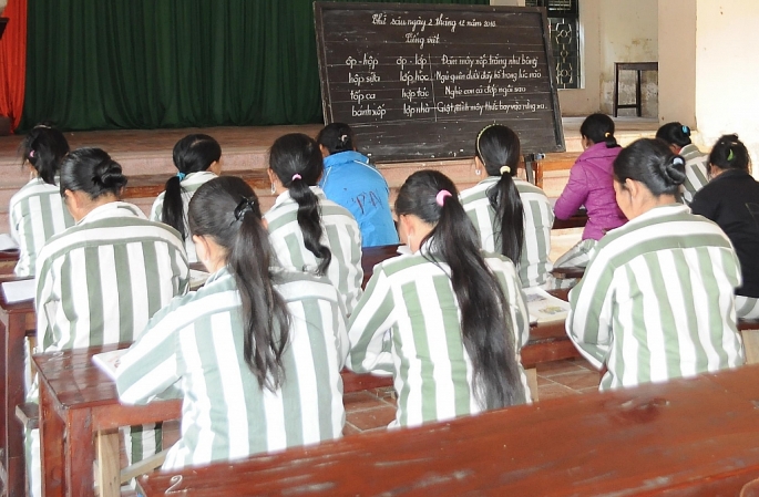 Phạm nhân Lưu Thị Hiển cùng các bị án trong một buổi xóa mù chữ trong trại