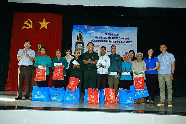 tan hiep phat dong hanh tang qua tet kham benh cap thuoc cho ba con huyen hon quan tinh binh phuoc