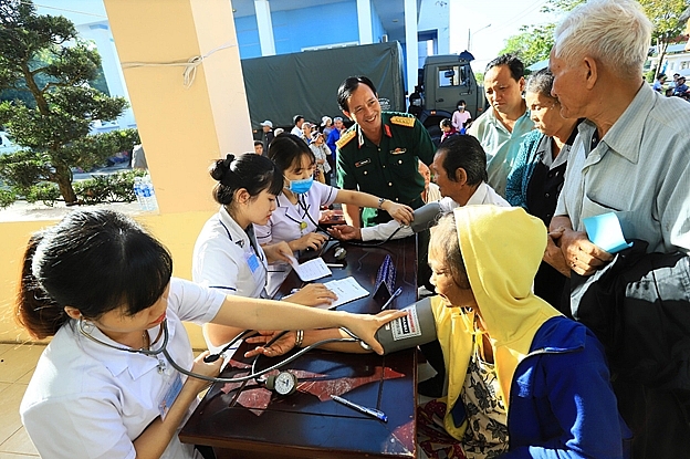 tan hiep phat dong hanh tang qua tet kham benh cap thuoc cho ba con huyen hon quan tinh binh phuoc