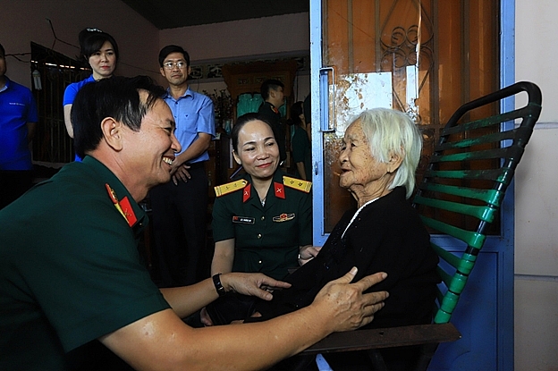 tan hiep phat dong hanh tang qua tet kham benh cap thuoc cho ba con huyen hon quan tinh binh phuoc