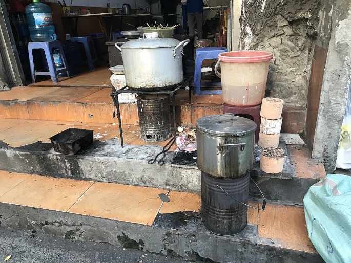 Hà Nội: Hàng chục ngàn bếp than tổ ong vẫn ngày ngày nhả khói ha noi nguoi dan dung bep than to ong tran lan tren duong pho