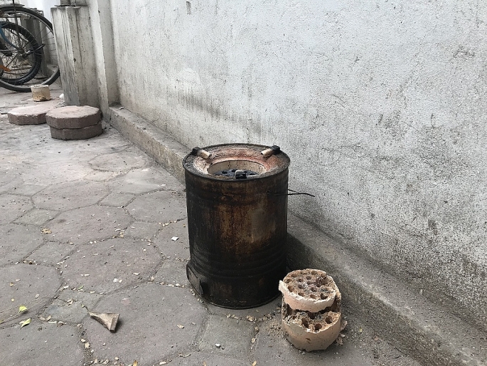 Hà Nội: Hàng chục ngàn bếp than tổ ong vẫn ngày ngày nhả khói ha noi nguoi dan dung bep than to ong tran lan tren duong pho