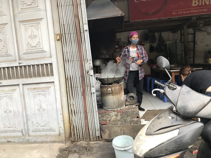 Hà Nội: Hàng chục ngàn bếp than tổ ong vẫn ngày ngày nhả khói ha noi nguoi dan dung bep than to ong tran lan tren duong pho