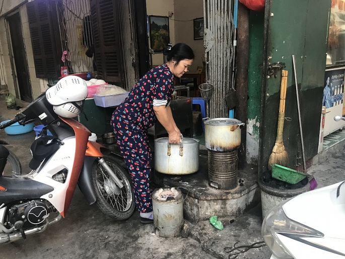 Hà Nội: Hàng chục ngàn bếp than tổ ong vẫn ngày ngày nhả khói ha noi nguoi dan dung bep than to ong tran lan tren duong pho