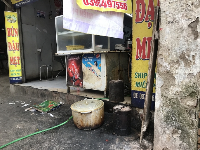 Hà Nội: Hàng chục ngàn bếp than tổ ong vẫn ngày ngày nhả khói ha noi nguoi dan dung bep than to ong tran lan tren duong pho