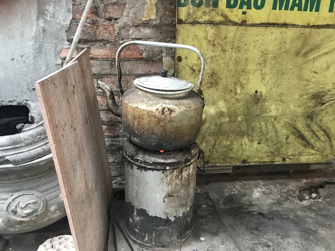 Hà Nội: Hàng chục ngàn bếp than tổ ong vẫn ngày ngày nhả khói ha noi nguoi dan dung bep than to ong tran lan tren duong pho