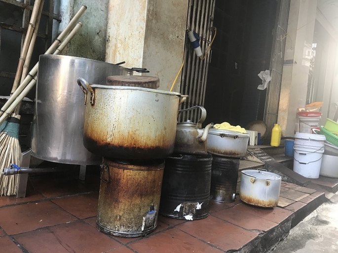 Hà Nội: Hàng chục ngàn bếp than tổ ong vẫn ngày ngày nhả khói ha noi nguoi dan dung bep than to ong tran lan tren duong pho