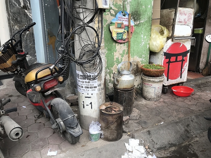 Hà Nội: Hàng chục ngàn bếp than tổ ong vẫn ngày ngày nhả khói ha noi nguoi dan dung bep than to ong tran lan tren duong pho