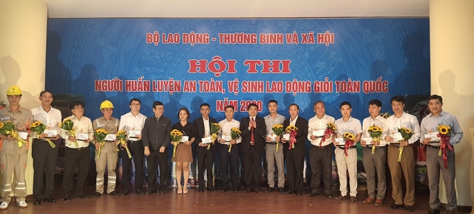 EVNHANOI giành giải A Người huấn luyện an toàn, vệ sinh lao động giỏi toàn quốc năm 2020 evnhanoi gianh giai a nguoi huan luyen an toan ve sinh lao dong gioi toan quoc nam 2020