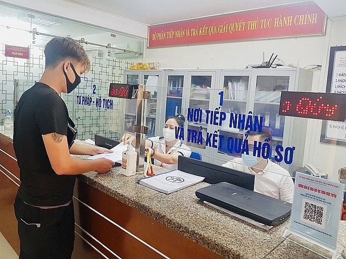 -	Người dân thực hiện TTHC về tư pháp – hộ tịch tại bộ phận một cửa phường Trần Hưng Đạo, quận Hoàn Kiếm
