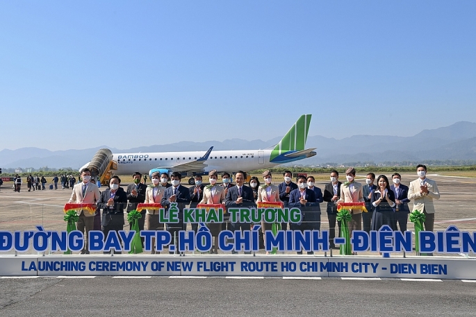  Lãnh đạo tỉnh Điện Biên, lãnh đạo Bamboo Airways cắt băng khai trương đường bay mới trong khuôn khổ sự kiện