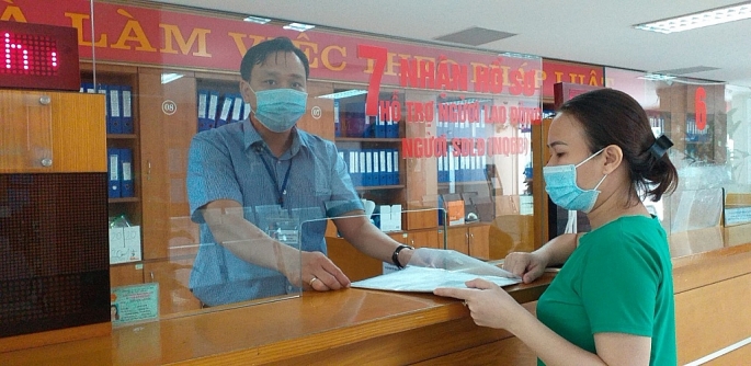 -	Người dân thực hiện TTHC tại bộ phận một cửa quận Long Biên