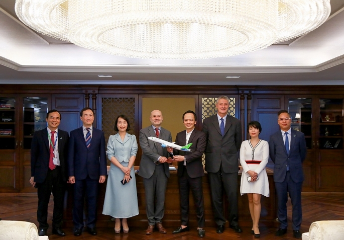 Đoàn công tác của Đại sứ quán Ý tại Việt Nam do Đại sứ Ý tại Việt Nam - ông Antonio Alessandro dẫn đầu đã đến thăm và làm việc với Tập đoàn FLC, Hãng hàng không Bamboo Airways tại Trụ sở Hà Nội.