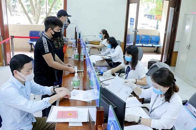 Cán bộ Sở Tư pháp Hà Nội tiếp Nhân dân tại bộ phận “Một cửa”. Ảnh minh họa