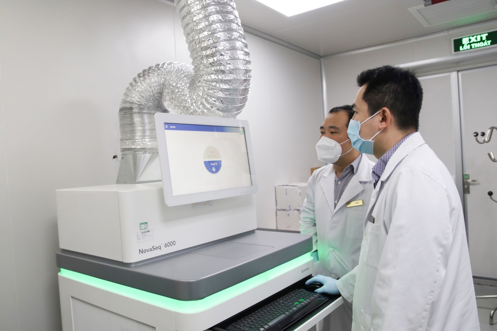 Công đoạn xử lý mẫu được triển khai tại phòng Lab đạt chuẩn quốc tế ISO 15189 thuộc Bệnh viện Đa khoa quốc tế Vinmec.