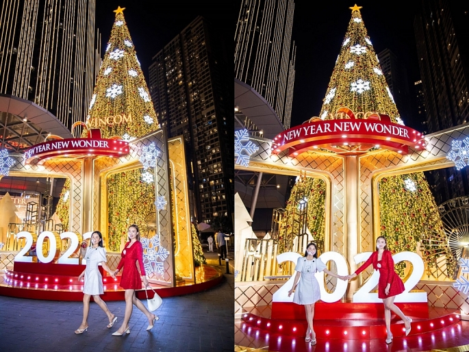 Cây thông rực rỡ bên tòa tháp cao nhất Việt Nam được xem là biểu tượng của Giáng Sinh tại TP. Hồ Chí Minh. Nơi đây khiến nhiều đôi bạn “đứng ngồi không yên”, ngay lập tức phải cho ra đời bộ ảnh kỷ niệm “Dắt tay nhau bước sang năm mới 2022” thật lung linh.