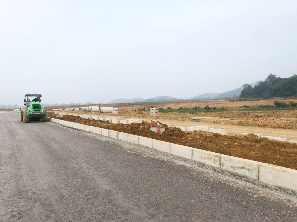 Tuyến đường giao thông nội bộ KCN Yên Quang đang được thi công, hoàn thiện