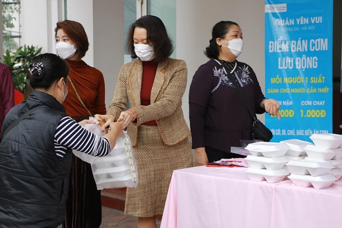 Mỗi suất “Cơm bình yên” với giá 2.000 đồng là chiến dịch nhân văn đang được triển khai tại Hà Nội. Ảnh CWD