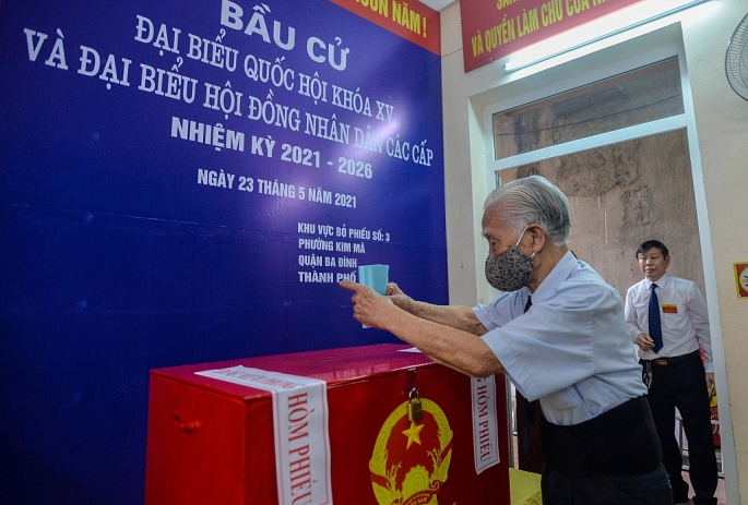 Cụ Phạm Thế Vinh (97 tuổi, ở Kim Mã, Ba Đình, Hà Nội) là cử tri cao tuổi nhất tại cụm bầu cử số 3. Cụ Vinh cũng là người trực tiếp tham gia bỏ phiếu trong cuộc tổng tuyển cử năm 1946