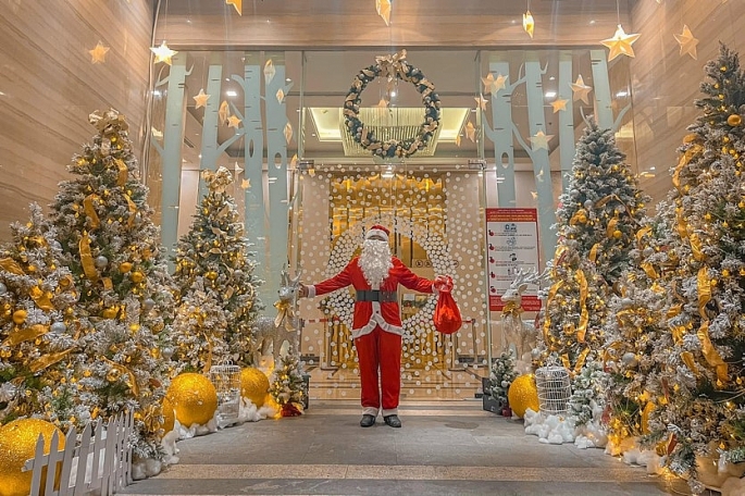 “Ông già Noel” tại sảnh Aqua 1 Vinhomes Golden River được trang hoàng bởi cư dân.