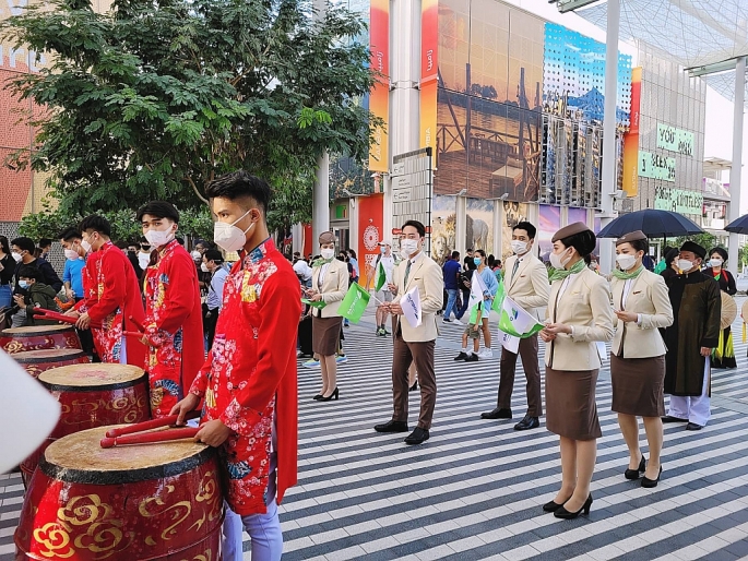  Đại diện đoàn tiếp viên Bamboo Airways tham gia Lễ diễu hành trong khu tổ hợp EXPO