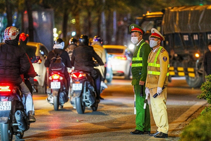 Lực lượng chức năng chốt trực tại một tuyến đường trung tâm TP Hà Nội bảo đảm an ninh, trật tự an toàn xã hội để nhân dân đón Tết