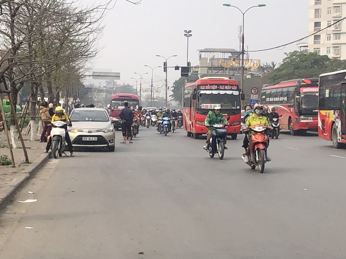 hang loat xe khach an khach tren duong giai phong