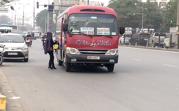 hang loat xe khach an khach tren duong giai phong