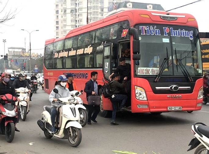 hang loat xe khach an khach tren duong giai phong