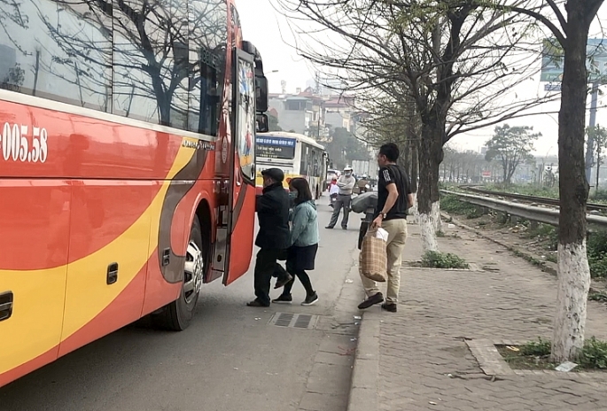 hang loat xe khach an khach tren duong giai phong