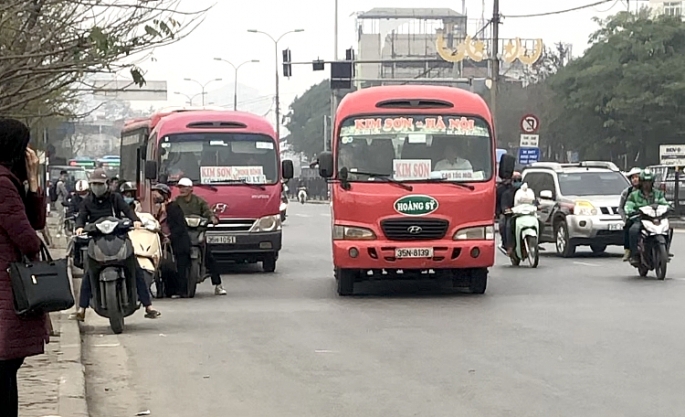 hang loat xe khach an khach tren duong giai phong