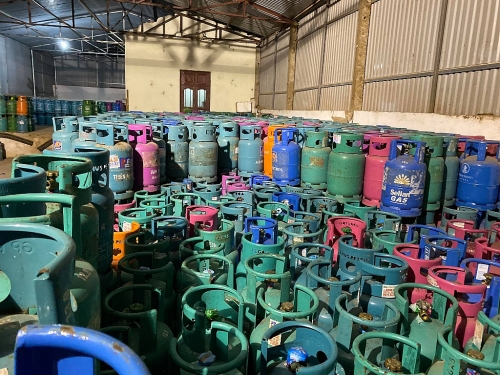 Hà Nội: Bắt quả tang nhóm đối tượng san chiết gas trái phép