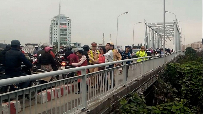 hai phong co gai tre dinh nhay cau rao tu tu