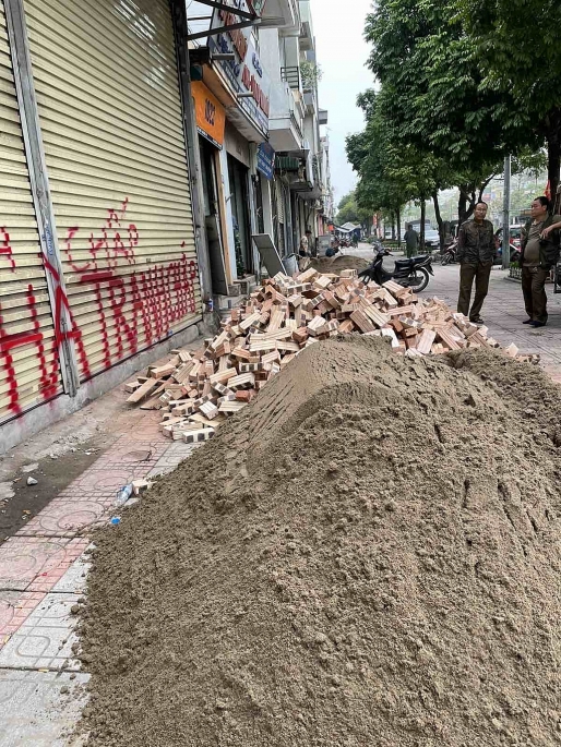 Một khối lượng lớn gạch và cát đổ trước cửa số nhà 1021 Ngô Gia Tự Một khối lượng lớn gạch và cát đổ trước cửa số nhà 1021 Ngô Gia Tự