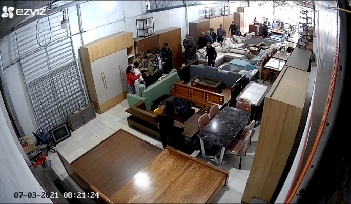 Nhiều người xông vào bên trong cơ sở Nhiều người xông vào bên trong cơ sở