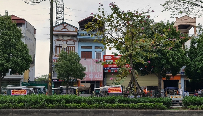 Nhiều ngày nay, nhiều xe ba bánh và hàng chục người lạ mặt quây kính khu vực trước cửa số nhà 1021 Ngô Gia Tự Nhiều ngày nay, nhiều xe ba bánh và hàng chục người lạ mặt quây kính khu vực trước cửa số nhà 1021 Ngô Gia Tự