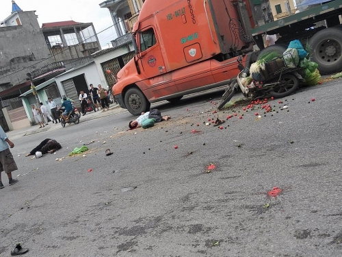 Va chạm giao thông liên hoàn, hai vợ chồng đi bán rau tử vong