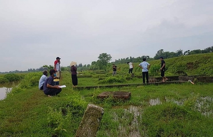 Cơ quan chức năng huyện Tiền Hải tiến hành khoanh vùng, kiểm đếm, khám nghiệm hiện trường các ngôi mộ bị khoan lỗ